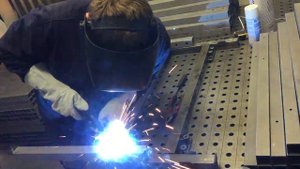 Сварка полуавтоматом на заводе