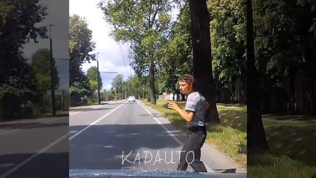 На ул. Емельянова в Калининграде был замечен человек, похожий на Галкина. 14.07.22 смотреть онлайн