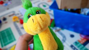 играем в мягкую игрушку динозаврика для малышей