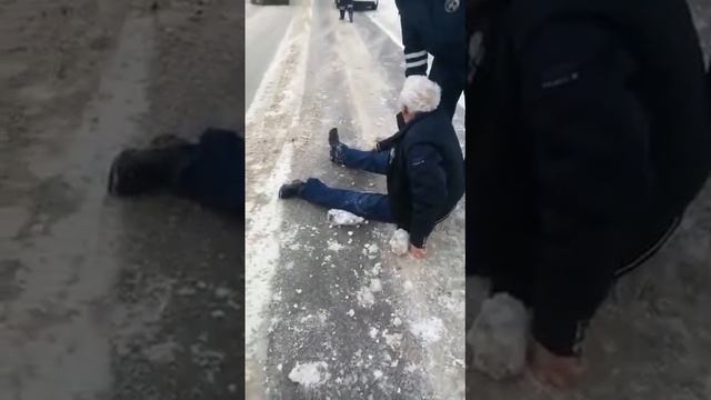 Пос. Красооктябрьский (Погромное) . Бухой улетел на автомобиле средь белого дня. смотреть онлайн