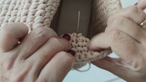 Незаметное прикрепление полукольца к вязаной сумке. Unauffällige Befestigung des Halbrings