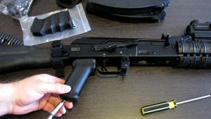 Распаковка и установка пистолетной и передней рукоятей