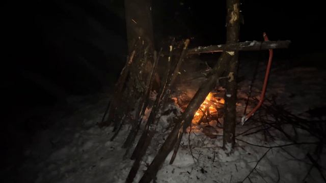 Ночівля без палатки в мороз | SOLO camp in the night forest #bushcraft #diy #war #solo #outdoors смотреть онлайн