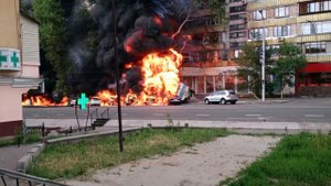 Бензовоз опрокинулся и загорелся возле отеля Rixos в Алматы