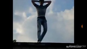 Пацан прыгает с крыши и танцует