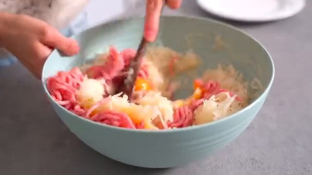 Беру картошку и немного фарша... Это ОЧЕНЬ ВКУСНО и просто! Деруны (драники) с фаршем смотреть онлайн