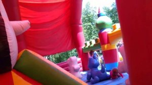 Диснейленд Миланаа сводит с ума батут Disneyland, Milana crazy trampoline