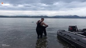 Как снимать и надевать гидрокостюм при помощи гидроудара?