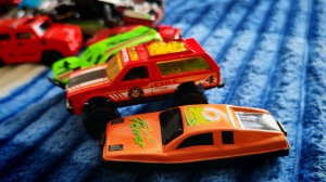 играем в детские игрушечные машинки