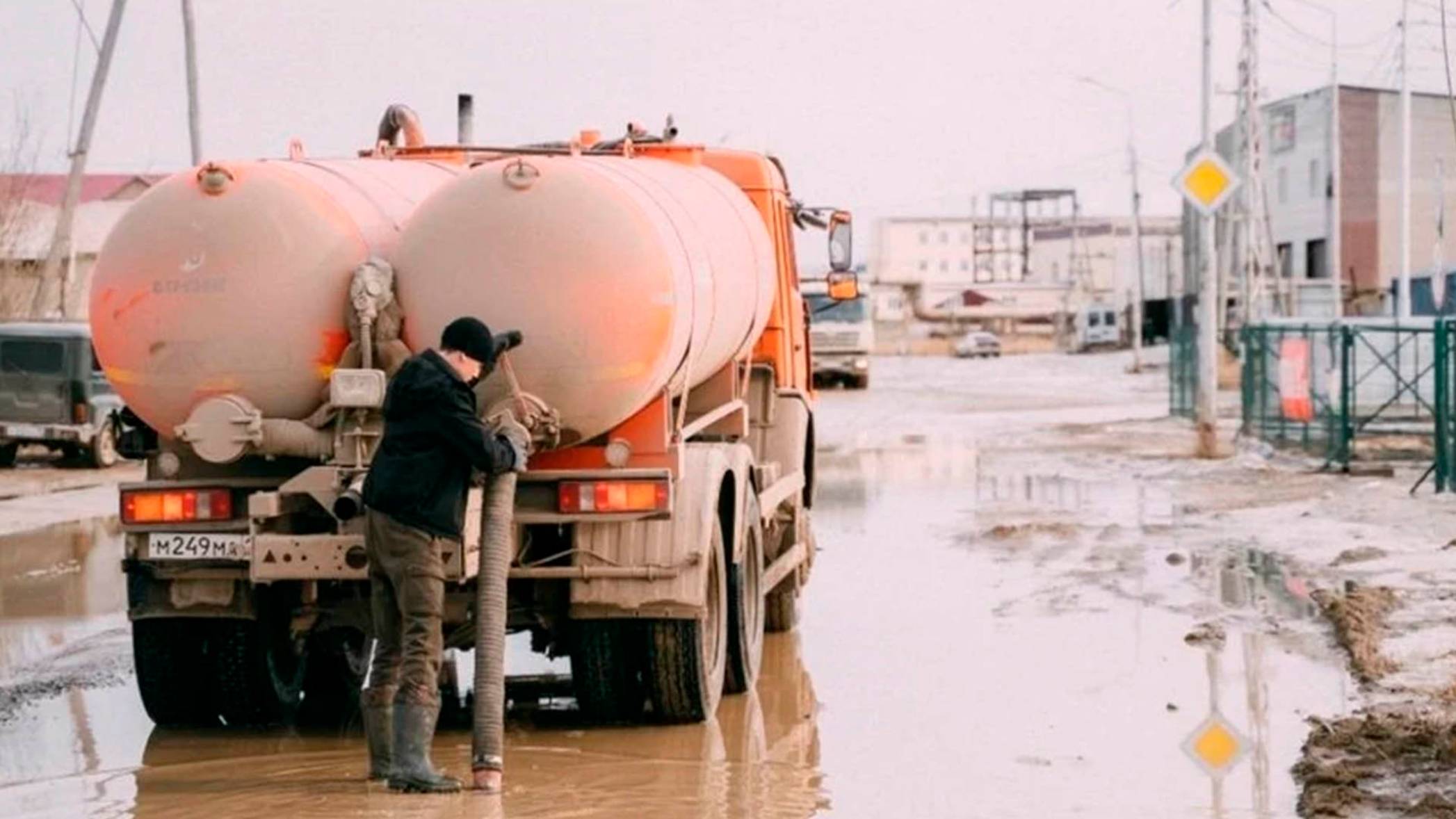 Коммунальные службы откачивают талые воды с улиц Якутска во избежание паводков