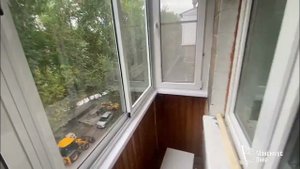 Крыша на балкон из профлиста в хрущевке с холодным раздвижным остеклением без внутренней отделки