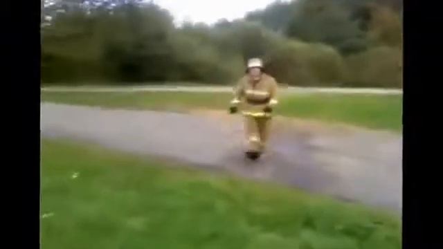 ПРИКОЛЫ! КАК ПОЖАРНЫЕ ОТЖИГАЮТ!!! смотреть онлайн