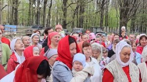 Священник Александр КОПЯТКЕВИЧ кропит верующих в Престольный Праздник