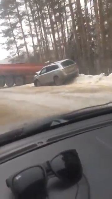 В Ивановской области мазутовоз столкнулся с кроссовером смотреть онлайн