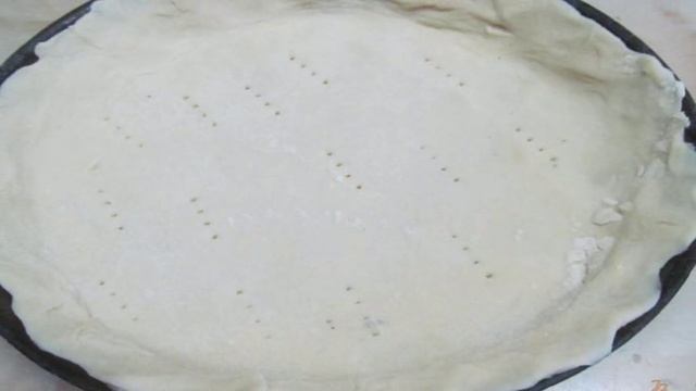 Пирог из слоеного теста с клубничным кремом