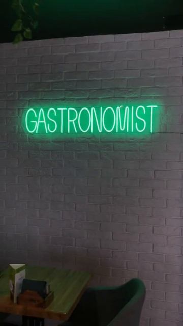 Неоновая вывеска в кафе GASTRONOMiST в Санкт-Петербурге.