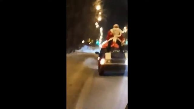 В Тюмени Дед Мороз поздравлял горожан, разъезжая по го
