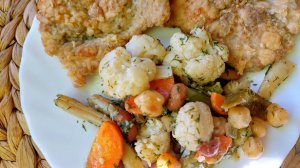 Гарнир из цветной капусты с фасолью, нутом к ароматному мясу, которое приятно похрустывает корочкой