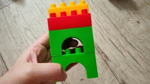 строим башню из детских кубиков