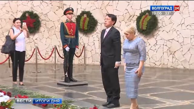 Токуро Фуруя возложил цветы к Вечному огню на Мамаевом кургане смотреть онлайн