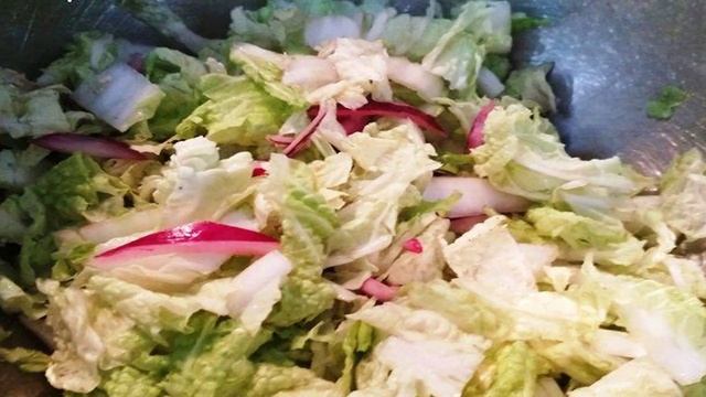 Салат из пекинской капусты с отварной грудкой