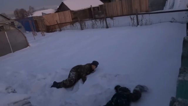 Село.Дети с крыши прыгают в снег.Закат с Илюшей.. смотреть онлайн