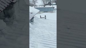 Упал с крыши, во время чистки снега.