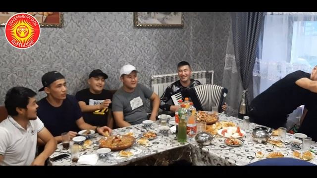 Екатеринбург шаарындагы шоумендер Эгемендуулук майрамы менен жалпы кыргыз элин куттукташты