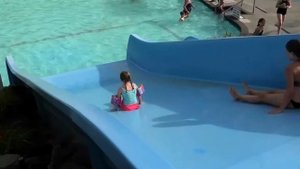 Супер Макс в аквапарке - Макс и с=его сестра КАтюша в аквапарке в Чиливаке