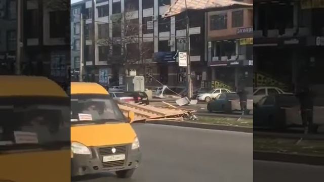 В результате обваливавшейся крыши здания в Махачкале