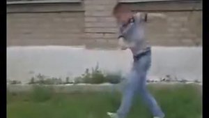 пацан прыгнул с крыши и начал танцевать под waluigi pinball