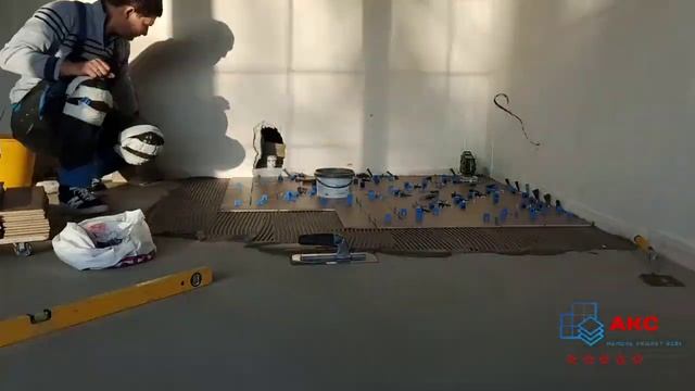 Процесс укладки керамогранита, раскладка ëлочкой от угла!
