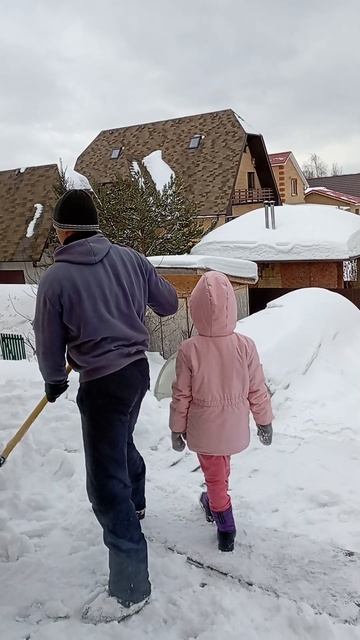 Уборка снега с крыши. Дочка с папой. Март 2023 смотреть онлайн