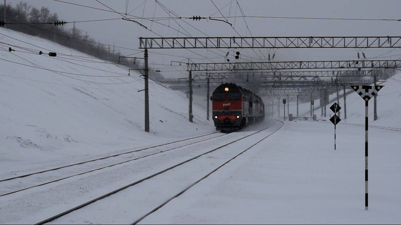 Тепловозы 2ТЭ116У-0202 и 2ТЭ10М-2738. Двойная тяга на подъёме.