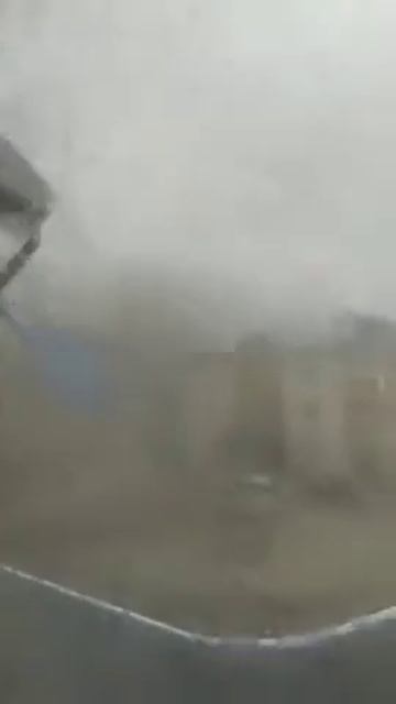Сильный ветер сносит крышу