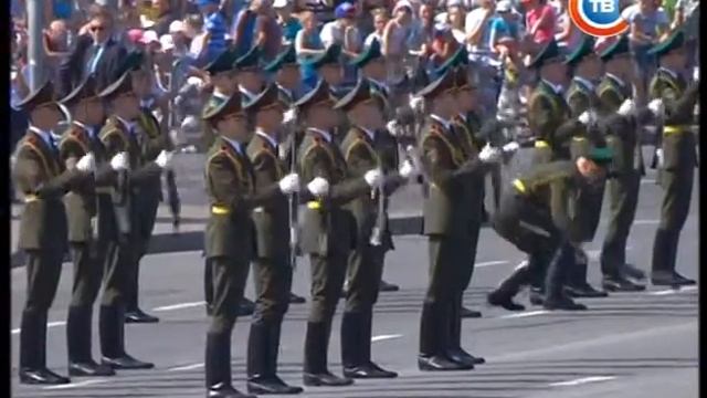 Солдат уронил оружие во время парада на День Независимости Республики Беларусь. 03.07.2016 смотреть онлайн