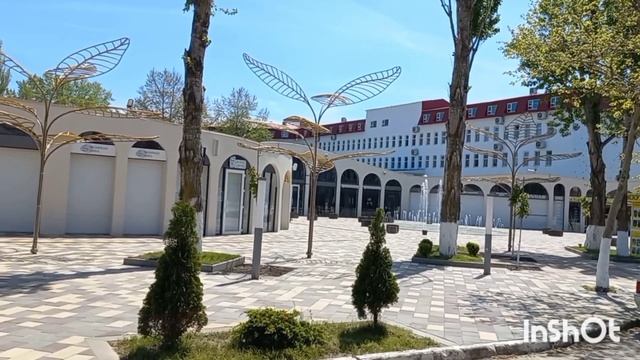 Витязево!что то не понятное посреди дороги! люди подготавливаются к сезону.
