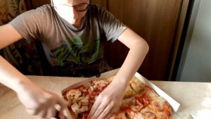 Сравниваю разные пиццы из Глобуса