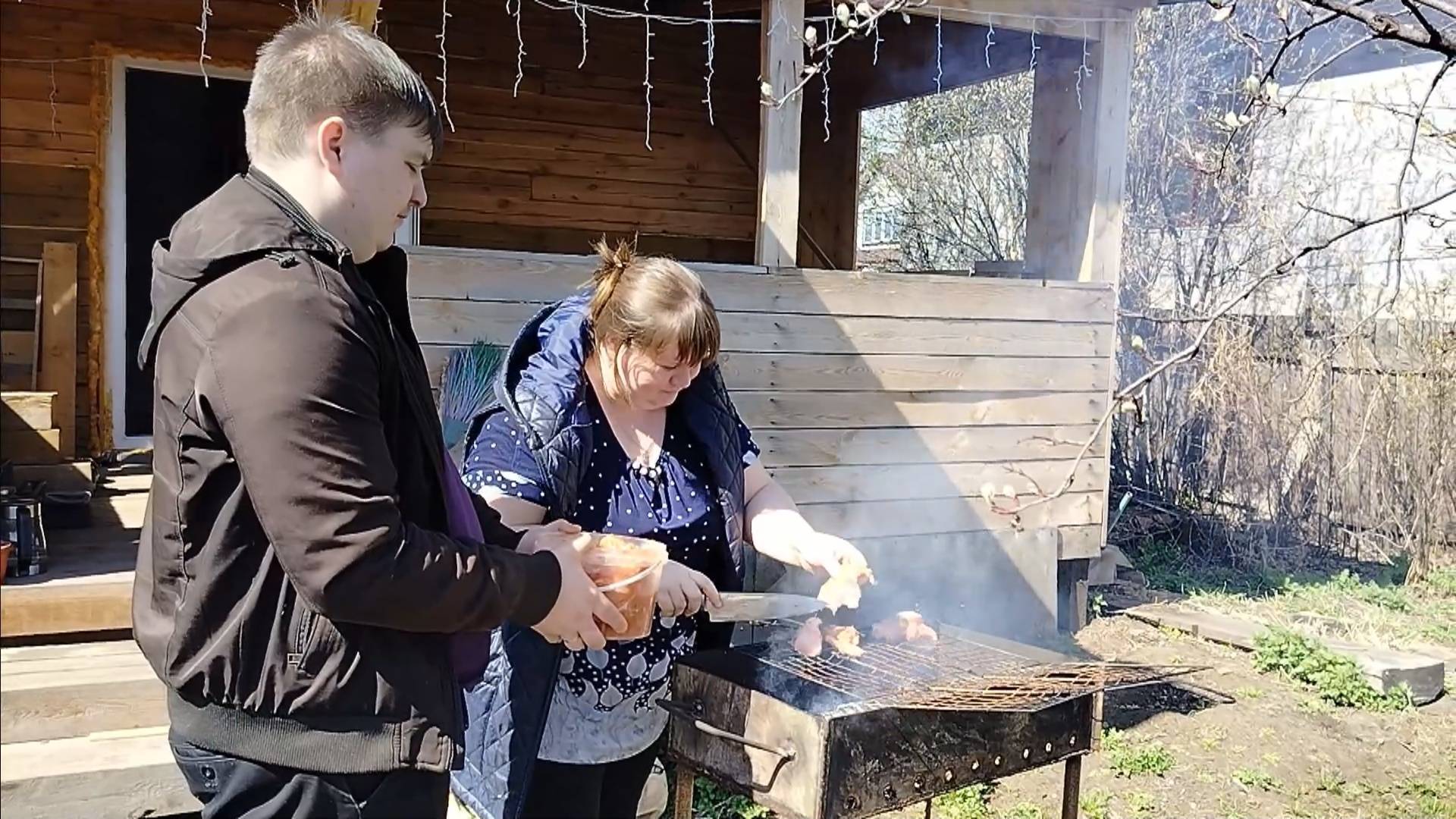 ПРОСТАЯ ЖИЗНЬ 45// К НАМ ПРИЕХАЛИ ГОСТИ //СЕЗОН ШАШЛЫКА ОТКРЫТ //ПОБЕЛКА  ДЕРЕВЬЕВ