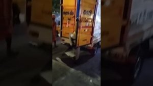 Как в Индии провожают умерших людей в последний путь до места кремации.