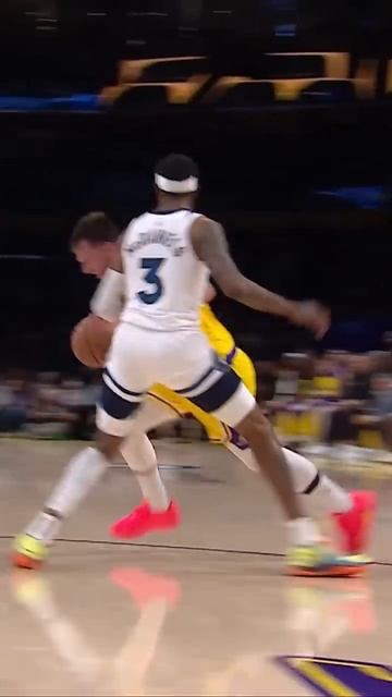 Luka with the no look dime 