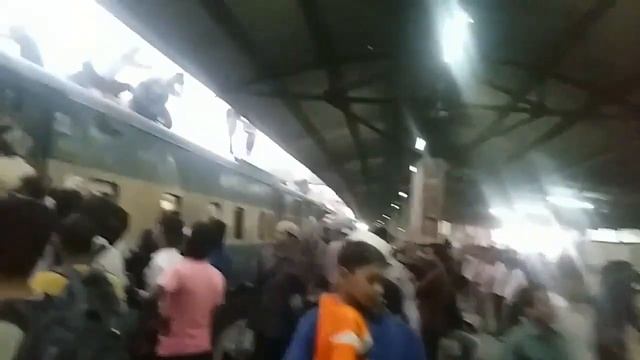 Переполненные поезда в Бангладеш. Давка в электричке. смотреть онлайн