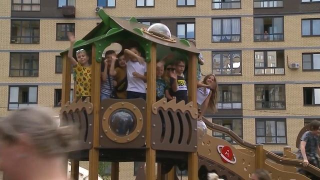 Игровой рай: новая площадка открылась для детей из микрорайона №17А смотреть онлайн