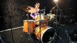 Шестиклассница круто играет на барабанах!!!