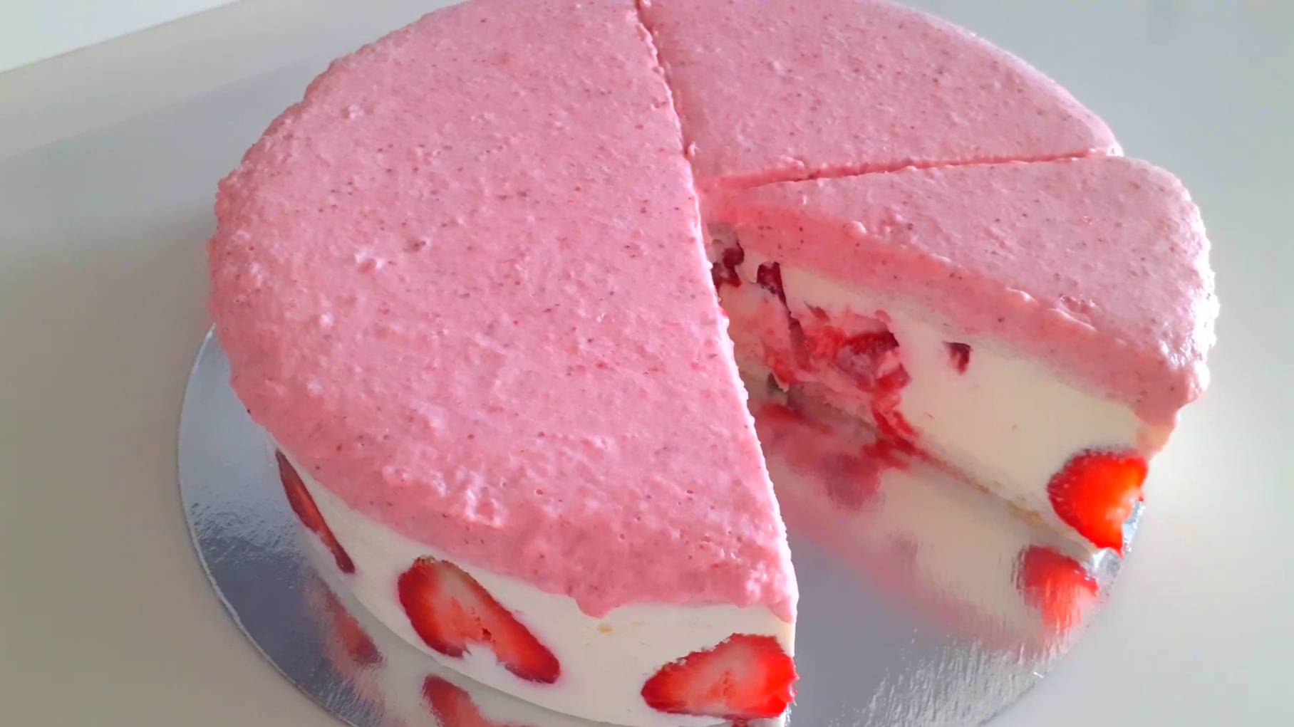 Французский торт  Фрезье с пышным суфле и клубникой.