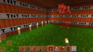 игра в Майнкрафт и взрывания дома из динамитов