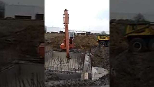 Грейферный ковш ВА 453 с удлинителями на перегружателе АТЛАС. Углубление дна шахты.