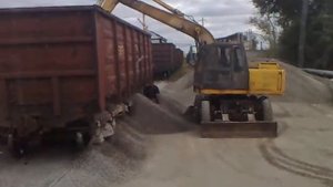 Выгрузка щебня зимой 2