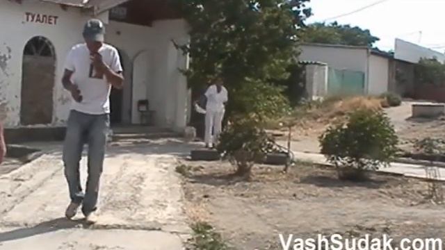 Дочь кидает камнями в старую мать смотреть онлайн