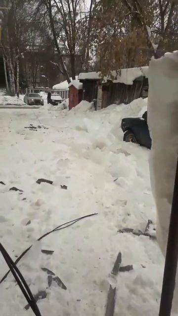 Во Владимире упавшая с крыши глыба льда оборвала элек?